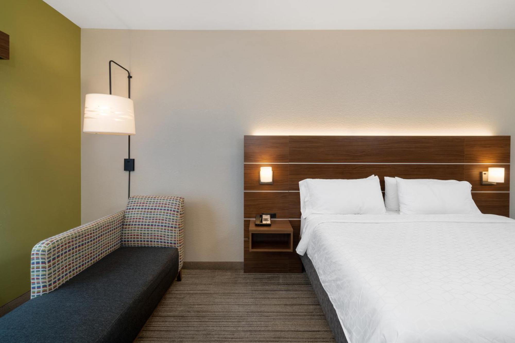 Holiday Inn Express Hotel & Suites Talladega By Ihg Екстериор снимка