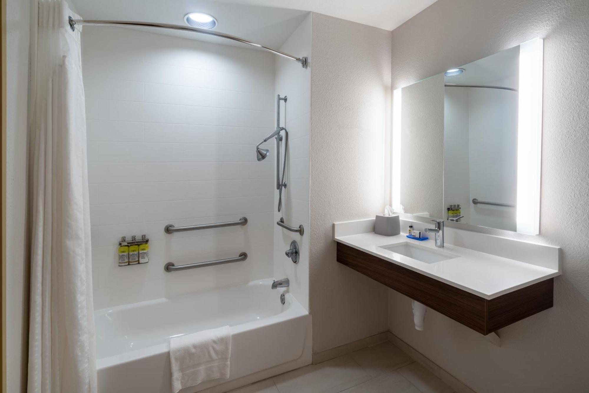 Holiday Inn Express Hotel & Suites Talladega By Ihg Екстериор снимка