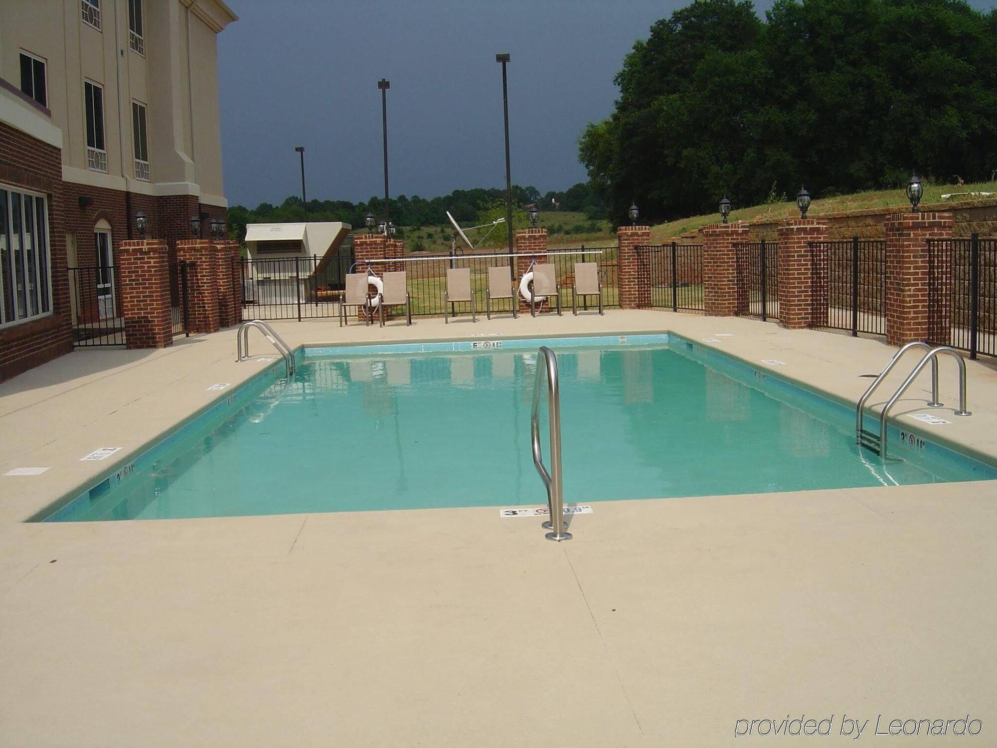 Holiday Inn Express Hotel & Suites Talladega By Ihg Екстериор снимка
